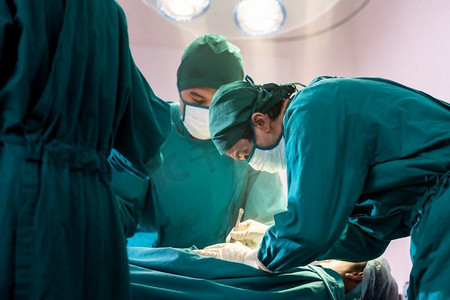 外科医生和护士在手术室和他的团队对病人进行外科手术。医疗保健手术概念。
