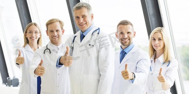 医疗队。一组成功的医生正对着摄像机竖起大拇指
