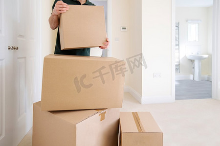 在搬家当天，搬家男子携带箱子进入新家