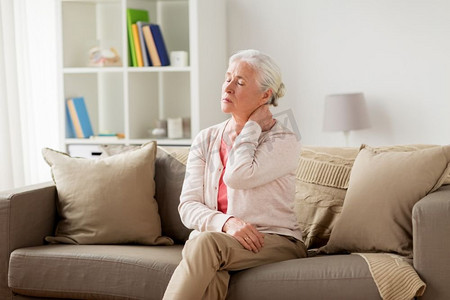 疼痛部位热影像摄影照片_老年，健康问题和人的概念-老年妇女在家中颈部疼痛。高龄女子在家中颈痛
