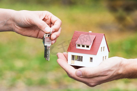 房屋模型和钥匙转让。贷款购买住房的概念。房屋贷款给你