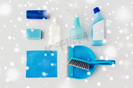 家务、家务和家居概念-雪地上的白色背景上的清洁用品。在白色背景上清洁物品