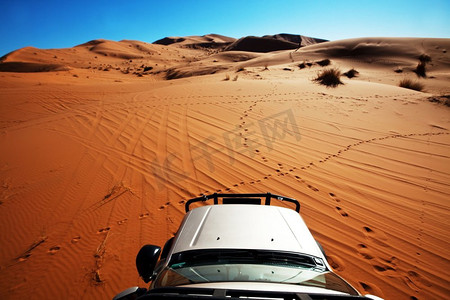 非洲摩洛哥撒哈拉沙漠，4x4越野汽车