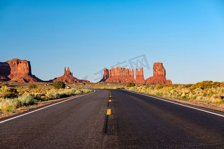 美国亚利桑那州纪念碑谷空旷的风景公路