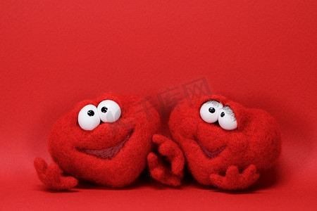 两个红色背景的玩具红心，文字、爱的象征、保健、情人节概念的复制空间。两个玩具红色卡通心形
