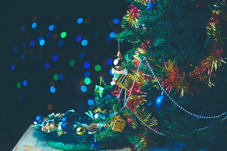 圣诞居室，树木和节日灯饰，模糊的节日背景