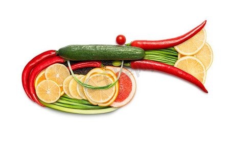 喇叭吹摄影照片_健康食品概念乐器吹号、小号或号角，由蔬菜混合制成，隔离在白色上。