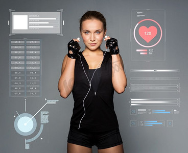 运动、健身和科技理念--年轻女子戴着耳机在健身房听音乐。一名戴着耳机的女子在健身房听音乐