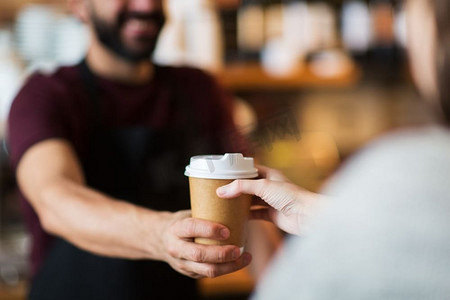 小型企业，人和服务概念-人或酒保在咖啡店服务顾客。在咖啡店为顾客服务的人或酒保