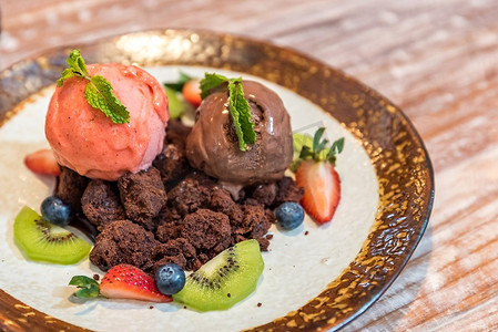 巧克力布朗尼配冰激凌和水果