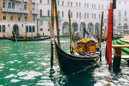 绿色船摄影照片_意大利威尼斯大运河上的吊船