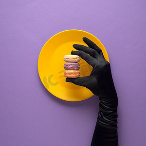 手绘厨房用具创意概念照片，紫色背景上绘有食物的盘子。