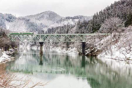 冬日风景雪在桥上的训练