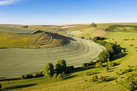 英国乡村美丽的无人机风景图象在傍晚日落期间夏天光