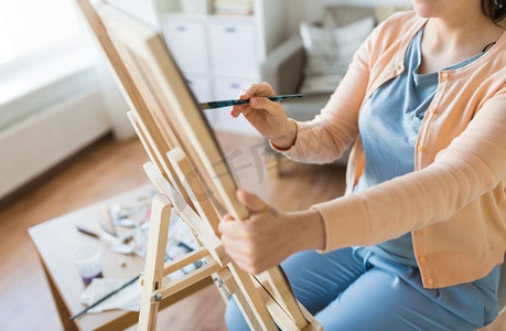 艺术、创意和人物观念-艺术家在画室里用画笔和架子画的特写。艺术工作室的水墨画艺术家