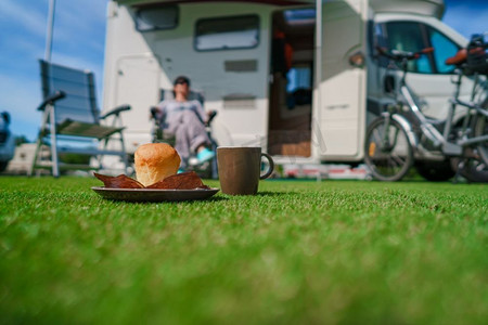 草地上的松饼和咖啡杯。大篷车度假。家庭度假旅行，在汽车之家VR度假旅行