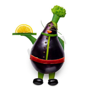 卡通蔬菜摄影照片_一位滑稽的卡通厨师在白色背景下用蔬菜制作的创意美食概念。