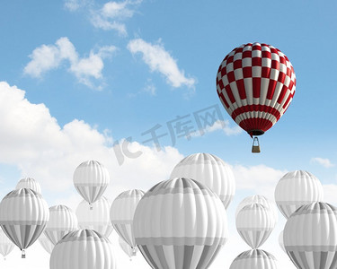 天空中的浮空器。气球在天空中高高飞的概念图