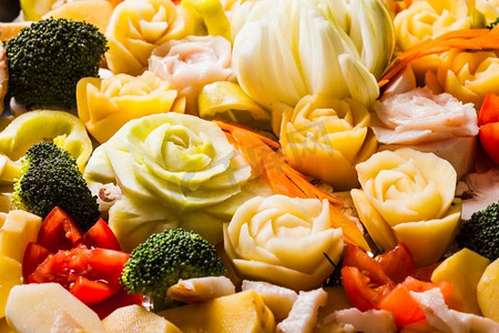 雕刻蔬菜摄影照片_切好的蔬菜用于烘焙，原创创意食品。烤用切好的蔬菜