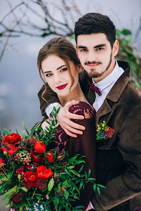 新郎在棕色和新娘在勃艮第在山区喀尔巴阡山脉