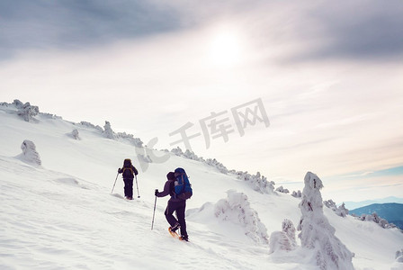 冬山中的徒步旅行者