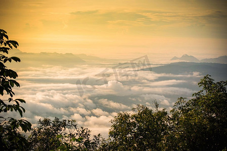 景观顶视图摄影照片_日出雾覆盖的山森林景观顶视图黄色天空背景 