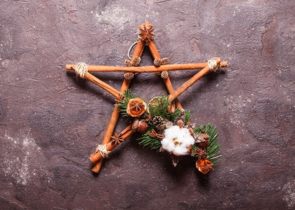 圣诞芳香明星。圣诞芳香装饰，桂枝用绳子绑成五角星，橡子和棉花