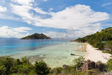 旅游，风景和自然概念-塞舌尔的印度洋岛屿海滩。印度洋上塞舌尔的岛屿海滩