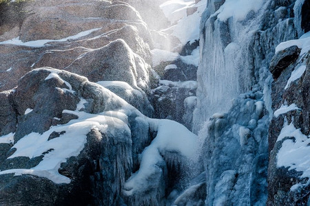 秋天，天池附近的森林线瀑布上的冰柱。美国科罗拉多州落基山国家公园。