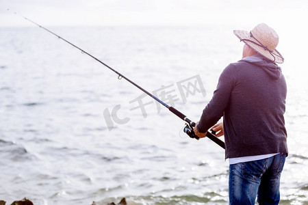 渔夫图片摄影照片_渔夫的照片。渔民用钓竿捕鱼的图片