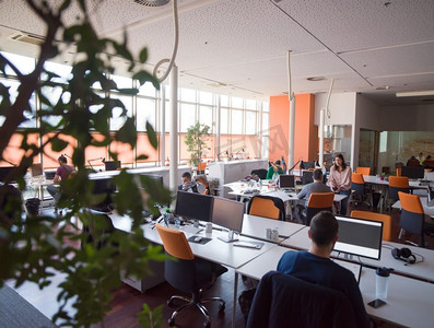 一群初创企业的人在繁忙的协同办公空间里做日常工作