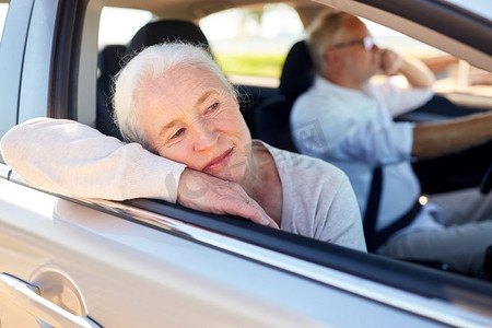 公路旅行，旅行和老人的概念-快乐的老年夫妇开车。快乐的高年级夫妇开车