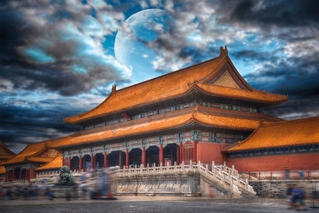 故宫月亮摄影照片_紫禁城是世界上最大的宫殿建筑群。位于北京市中心。在月光的照耀下。故宫