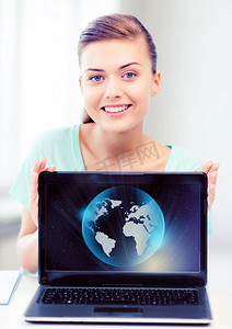 球形脉络摄影照片_新闻、技术和环境概念-有膝上型计算机和球形地球仪的妇女。女人与笔记本电脑和球形地球仪