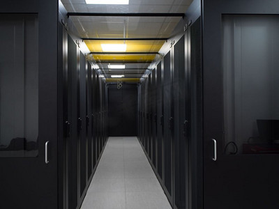 在互联网数据中心配备黑色服务器和硬件的现代服务器机房