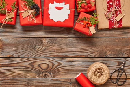 包装样机下载摄影照片_创意包装和装饰的圣诞礼物在木质背景的盒子里。从上面俯瞰。复制空间。