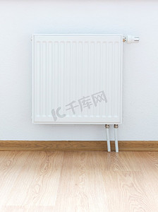 采暖散热器靠白墙