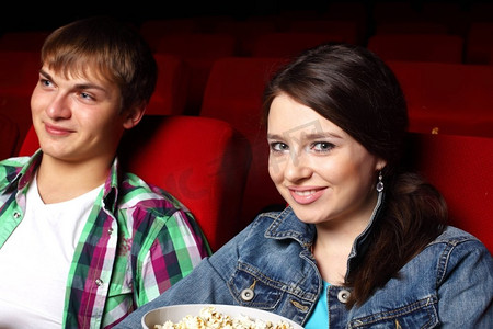 年轻夫妇坐在电影院里看电影