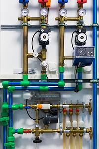 关掉水龙头摄影照片_供热系统的管道、泵、阀门和恒温器