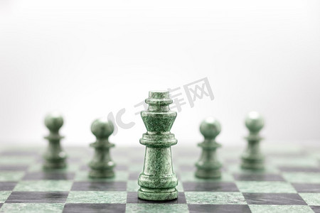 由国王率领的一队五个棋子。