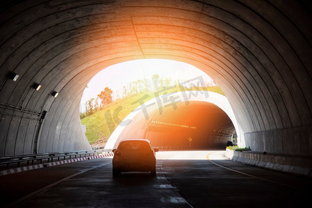 公路公路隧道交通车辆在隧道尽头灯光明亮街道上的速度