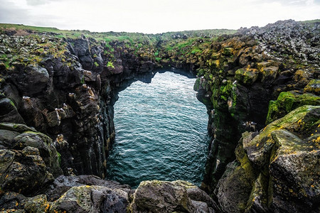 冰岛阿纳斯塔比的岩石桥景观。阿尔纳斯塔皮过去是西冰岛的重要贸易站。