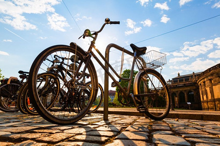 旅游热门城市摄影照片_欧洲古城的自行车停车场夏季旅游，欧洲著名地标，热门景点