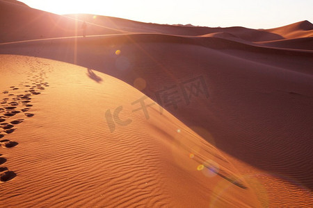 太热了摄影照片_风景如画的沙漠沙丘