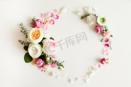 婚纱你摄影照片_花团锦簇的婚纱框平放着。玫瑰花的顶视图与复制空间。花卉婚纱镜框