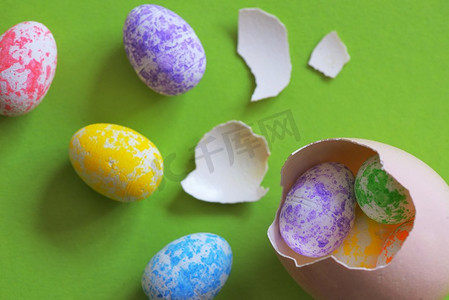 来自破裂鸡蛋的复活节快乐祝福