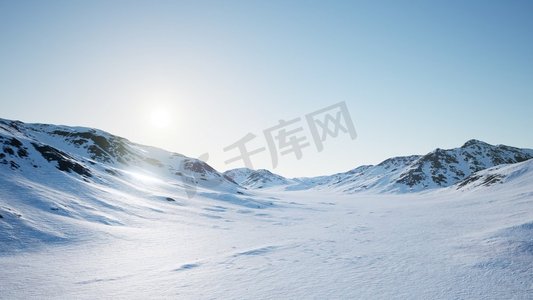 南极雪山和冰冷海岸的空中景观