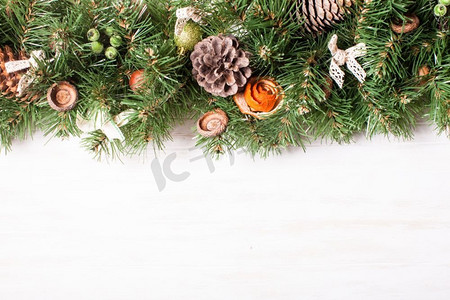 圣诞节绿色边框装饰摄影照片_圣诞边框设计。橙色和棉花的圣诞边框设计
