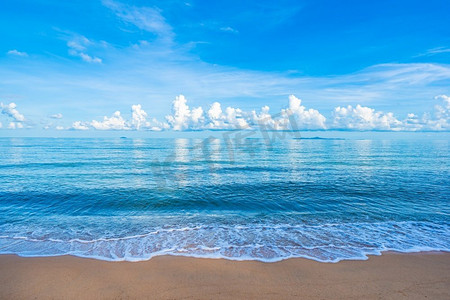 美丽的热带海滩大海，白云蓝天，假日度假休闲旅游文案空间