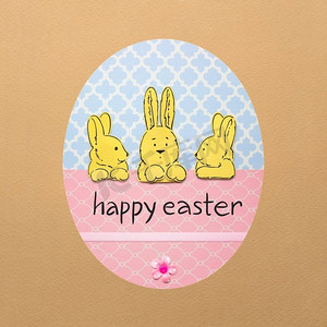 创意复活节概念照片，三只兔子在一个彩色彩蛋中，彩蛋是棕色背景下的纸。